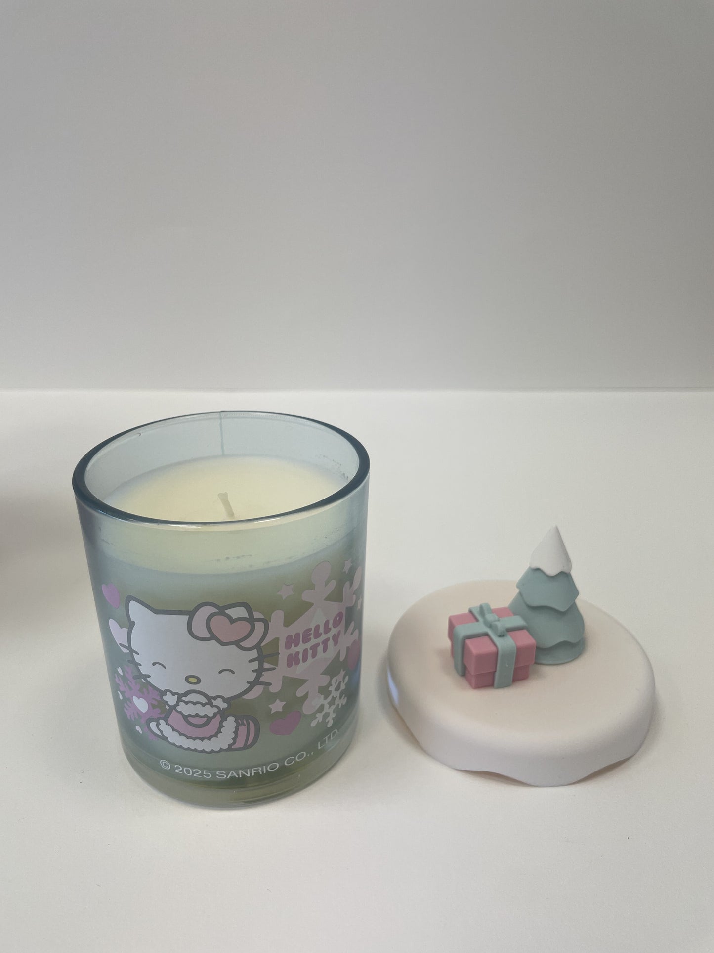Winter Themed Candle, Glass Vessel with 3D Silicone Lid, Frosted Berries Scented